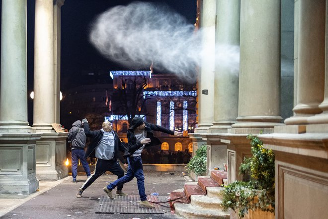 Po večurnih protestih je okrog 22. ure posredovala policija in razgnala protestnike. FOTO: Marko Djurica/Reuters