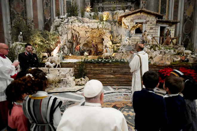 Papež Frančišek med polnočnico. FOTO: Reuters