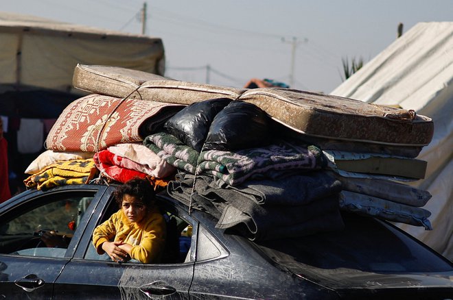 Po podatkih ministrstva za zdravje v Gazi, ki je pod nadzorom Hamasa, je bilo v napadih ubitih najmanj 52 ljudi. FOTO: Ibraheem Abu Mustafa/Reuters