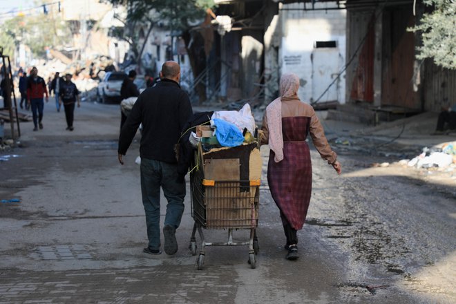 Palestinians transport belongings in a shopping cart, as they flee their houses, after they were ordered by the Israeli army to evacuate the area, in Bureij in the central Gaza Strip December 26, 2023. REUTERS/Mohammed Al-Masri Foto Stringer Reuters