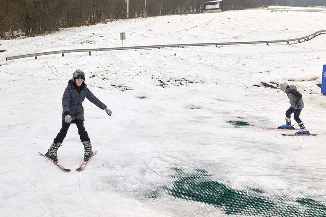 Neodvisnost od snega in nizkih temperatur omogoča posebna podlaga, izdelek italijanskega podjetja Neveplast. Vanjo so vložili četrt miliona evrov. Foto Markus Wache