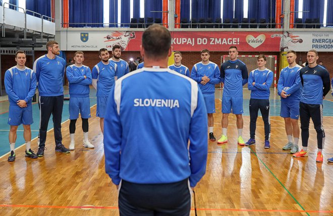 Selektor Uroš Zorman je s fanti začel misijo euro 2024. FOTO: Blaž Samec