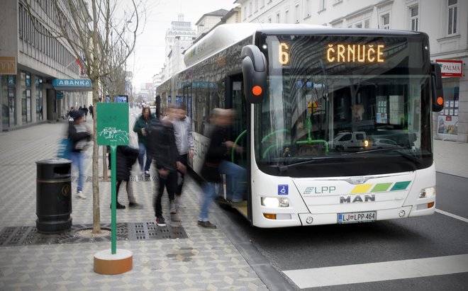 Vožnja z avtobusom da človeku dober vpogled v stanje duha naroda. FOTO: Blaž Samec/Delo