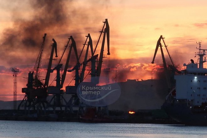 Ukrajinske zračne sile so po navedbah iz Kijeva izvedle uspešen napad na pristanišče v Feodoziji na polotoku Krim in pri tem uničile rusko desantno ladjo Novočerkask. FOTO: Afp