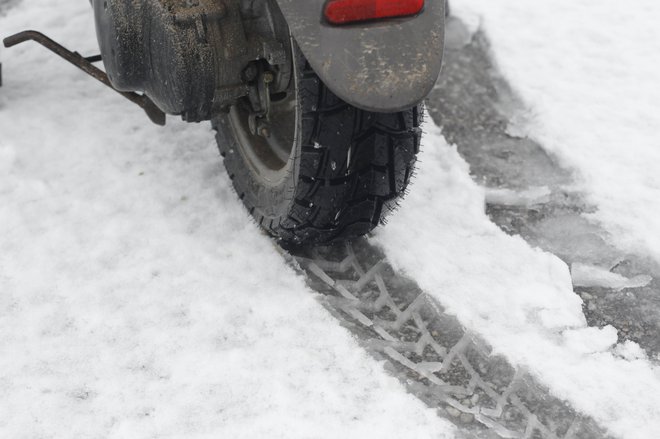 Nekateri proizvajalci pnevmatik imajo v programu tudi zimske pnevmatike M+S za motocikle in skuterje. FOTO: Leon Vidic