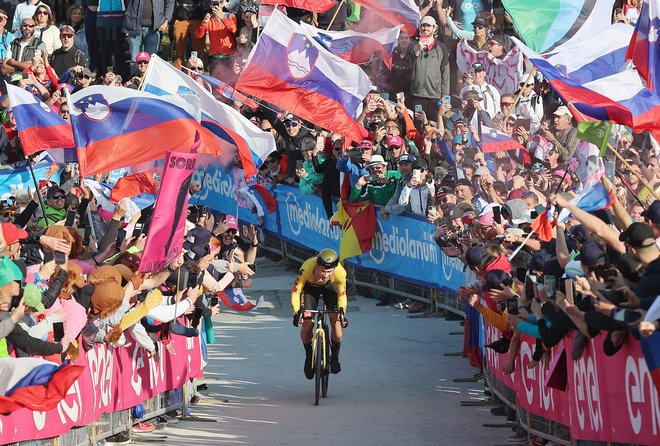 Primož Roglič je v morju slovenskih zastav na Višarjah osvojil Giro d'Italia. FOTO: Jože Suhadolnik/Delo