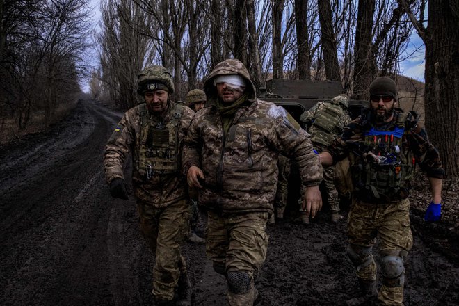 Po začetnem valu prostovoljcev, ki so hoteli stopiti v bran Ukrajine je pritok novih vojakov bistveno upadel. FOTO: Sergej Šestak/AFP