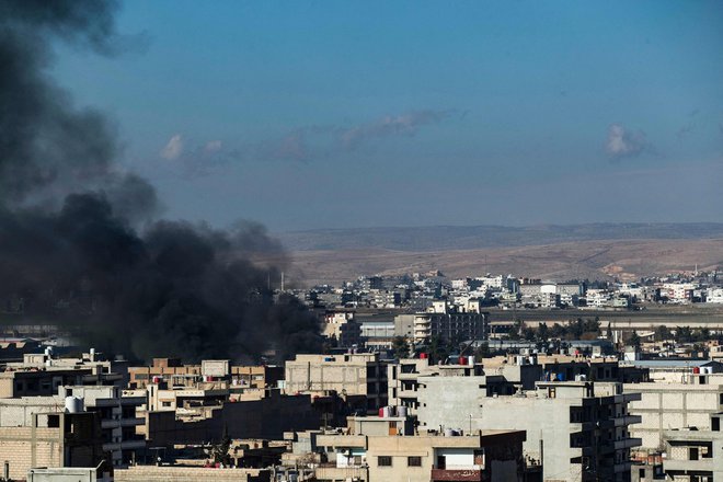 Dim nad Qamishlijom v Siriji po turškem napadu. FOTO: Delil Souleiman/AFP