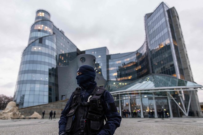 Policija pred sedežem poljske televizije pred tednom, ko so podporniki stranke Zakon in pravičnost protestirali proti reformi javne televizije. FOTO: Wojtek Radwanski/AFP