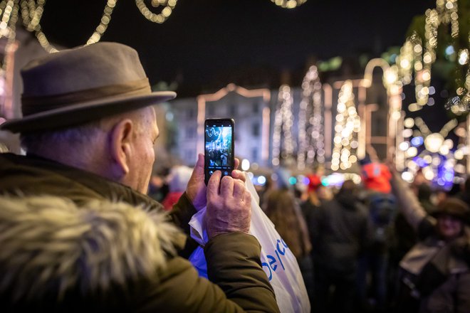 Danes izplačani dodatni znesek bo za upokojence in invalide že drugo izplačilo v tem mesecu, s katerim jim vlada želi pomagati v času draginje in inflacije. FOTO: Voranc Vogel/Delo