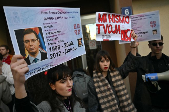 Študenti protestirajo na ulicah Beograda. FOTO: Andrej Isaković/Afp