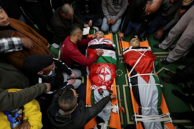 Pogreb Palestincev, ubitih na Zahodnem bregu. FOTO: Mussa Issa Qawasma/Reuters