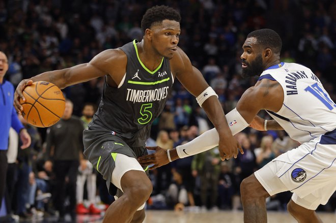 Branilec pri vodilnemu moštvu zahodne konference Minnesoti Anthony Edwards je z odlično predstavo 'zlomil' Dallasove tekmece, nemočen je bil tudi Tim Hardaway ml. FOTO: Bruce Kluckhohn/Usa Today Sports Via Reuters Con