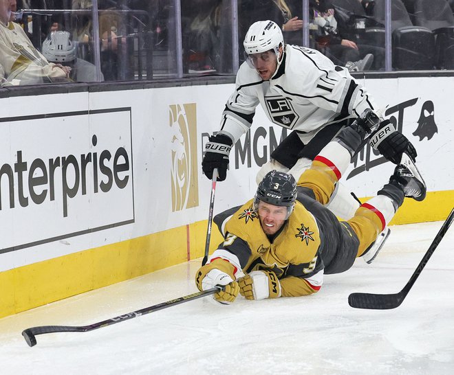 Anže Kopitar (desno) je bil razpoložen tudi pri obrambnih akcijah, a je v Las Vegasu pogrešal večjo pomoč soigralcev. FOTO: Ethan Miller/Getty Images Via AFP