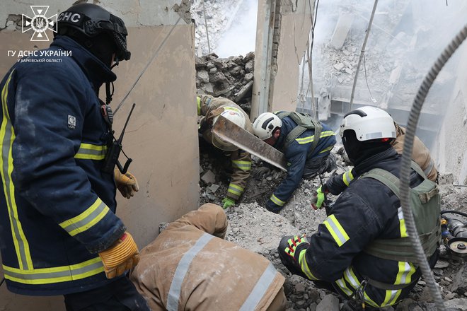 Ukrajinski gasilci izpod ruševin rešujejo morebitne preživele. FOTO: Handout Afp