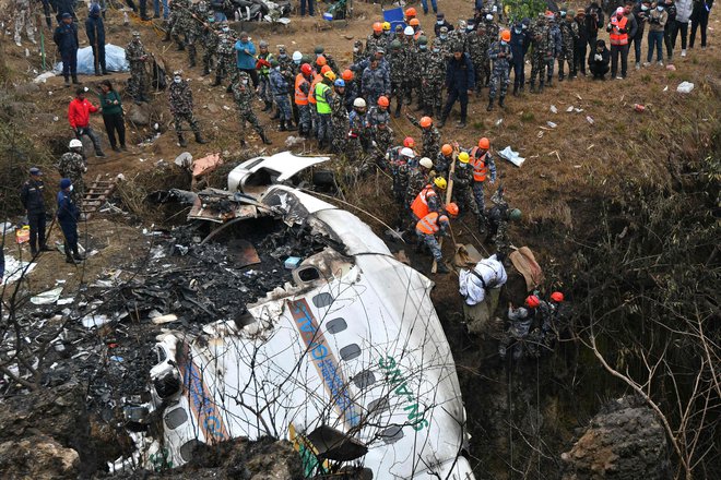 Nesreči sta botrovala tudi preobremenjenost pilotov in njuno pomanjkljivo usposabljanje. FOTO: Prakash Mathema/AFP