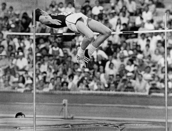 Dick Fosbury je izumil nov slog pri preskakovanju letvice v skoku v višino. FOTO: AFP