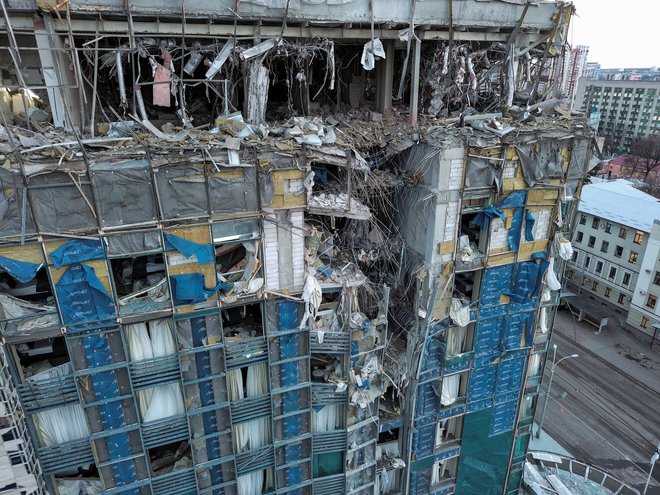 Hotel Palace v Harkovu po ruskem napadu z droni. FOTO: Yan Dobronosov/Reuters