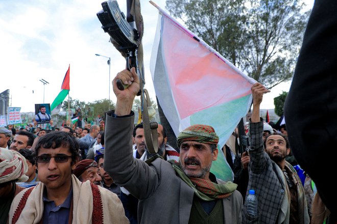 Demonstranti kričijo slogane v podporo Gazi med pohodom skozi mesto Sanaa, ki ga nadzorujejo Hutiji. FOTO: Mohammed Huwais/AFP