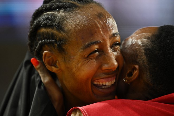 Athletics - World Athletics Championship - Women's 5000m Final - National Athletics Centre, Budapest, Hungary - August 26, 2023 Kenya's Faith Kipyegon celebrates after winning the gold medal in the women's 5000m final with bronze medallist Kenya's Beatrice Chebet REUTERS/Dylan Martinez Foto Dylan Martinez Reuters