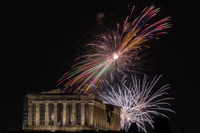 Tradicionalen ognjemet nad atenskim Partenonom. FOTO: Alkis Konstantinidis/Reuters