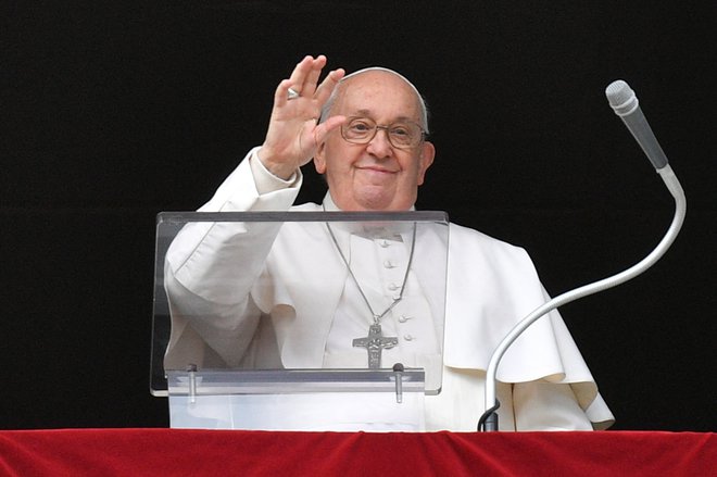 Papež Frančišek je poudaril pomembno vlogo žensk v svetu. FOTO: Reuters

 