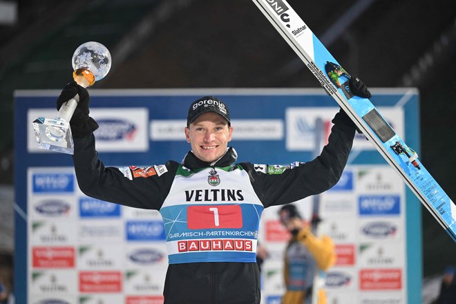 Anže Lanišek se je takole veselil zmage v Garmisch-Partenkirchnu. FOTO: Kerstin Joensson/AFP