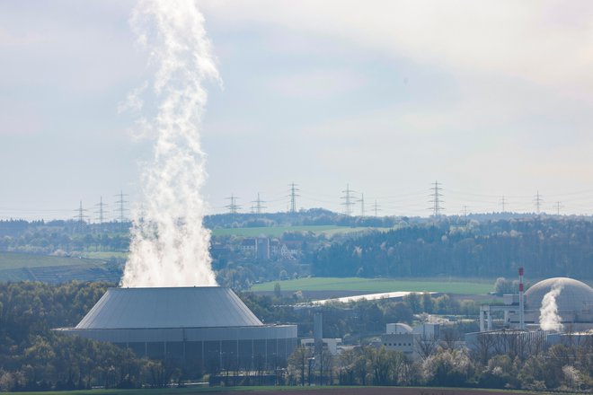 Jedrski reaktorji v okolje nenadzorovano izpuščajo nevarne emisije. FOTO: Heiko Becker/Reuters
