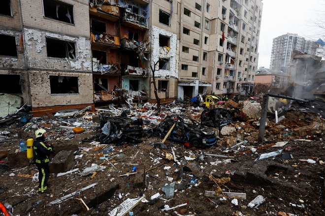 Ukrajinska prestolnica Kijev je bila davi cilj silovitega ruskega raketnega napada.  FOTO: Valentyn Ogirenko/Reuters