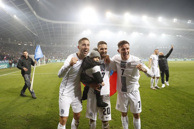 Andraž Šporar Petar Stojanović in Benjamin Verbič so se veselili zmage proti Kazahstanu. FOTO: Leon Vidic