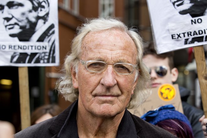 Leta 2012 je John Pilger protestiral pred ekvadorskim veleposlaništvom v Londonu, da bi podprl borca za svobodo informiranja Juliana Assangea. FOTO: Neil Hall/Reuters