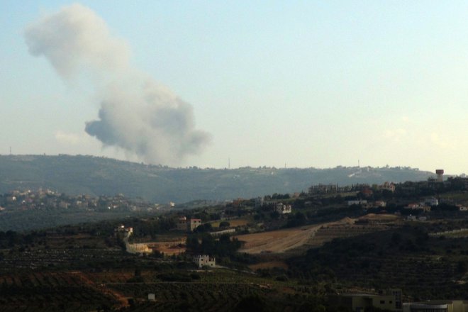 Izrael že več dni bombardira vasi in mesta na jugu Libanona. FOTO: AFP