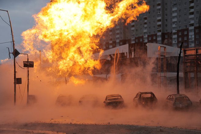 Ena od ruskih raket je dnes v Kijevu zadela svoj cilj. FOTO: Jevhen Kotenko/Stringer/Reuters