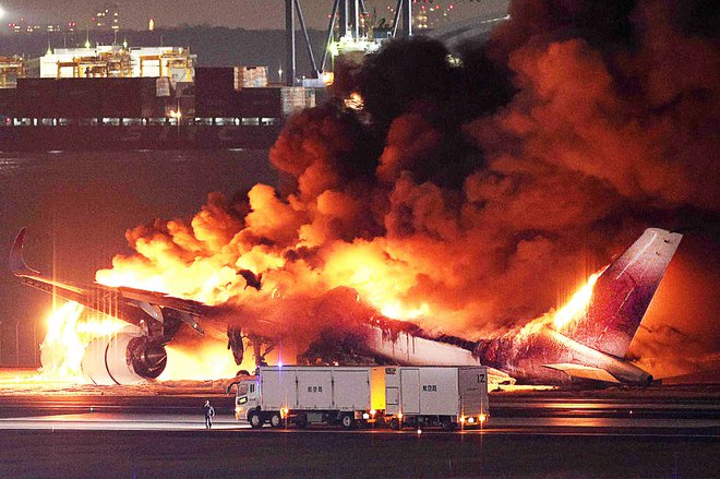 Rušilnemu potresu je sledila še tragedija na letališču Haneda. FOTO: Str/AFP