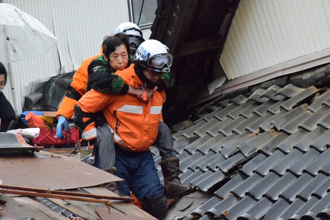 Žarišče potresa je bilo na polotoku Noto, ki leži 505 kilometrov severozahodno od Tokia. Tudi v japonski prestolnici so potresne sunke čutili milijoni prebivalcev. FOTO: AFP