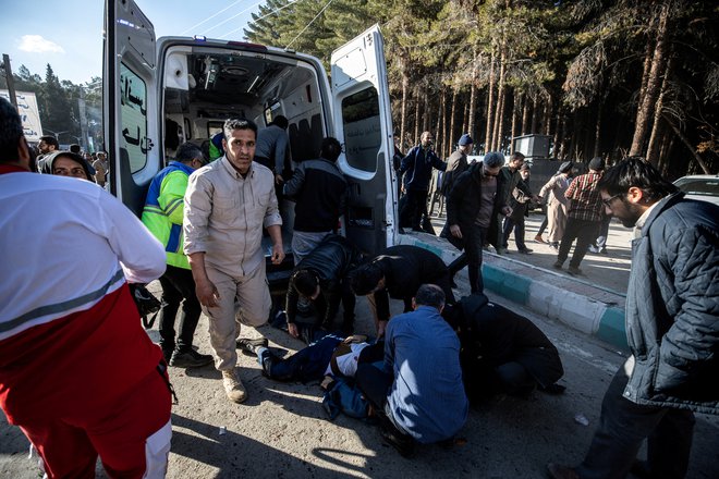 Eksploziji sta na shodu v spomin na pokojnega generala Kasema Sulejmanija po poročanju iranskih medijev odjeknili v časovnem razmaku desetih minut. Foto Reuters
