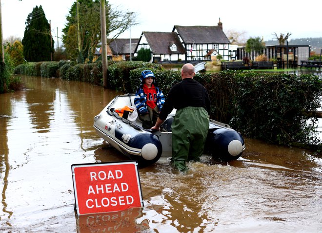 Poplave, ki jih je Veliki Britaniji prinesla nevihta Henk. FOTO: Carl Recine/Reuters