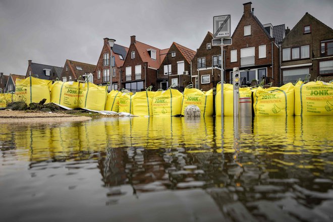 Poplave v Volendamu, Nizozemska. FOTO: Robin Van Lonkhuijsen/Afp