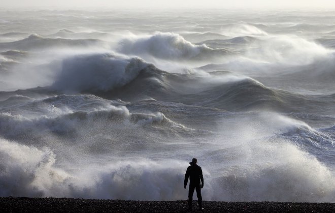 Valovi v Newhavenu, ki jih je povzročila nevihta Henk. FOTO: Adrian Dennis/Afp