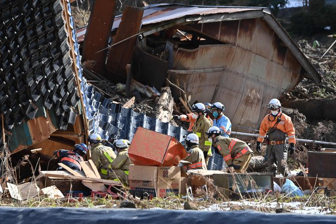 V ponedeljkovem potresu je po zadnjih podatkih umrlo 78 ljudi, še najmanj 330 je bilo poškodovanih. FOTO: Kazuhiro Nogi/AFP