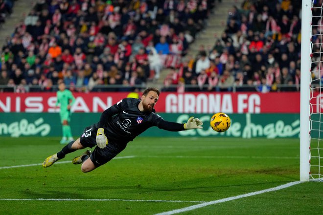 Takole se je po enem od strelov gostiteljev raztegnil madridski vratar Jan Oblak. FOTO: Pau Barrena/AFP