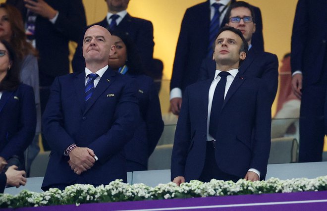 Predsednik Fife Gianni Infantino in francoski predsednik Emmanuel Macron. FOTO: Kai Pfaffenbach/Reuters