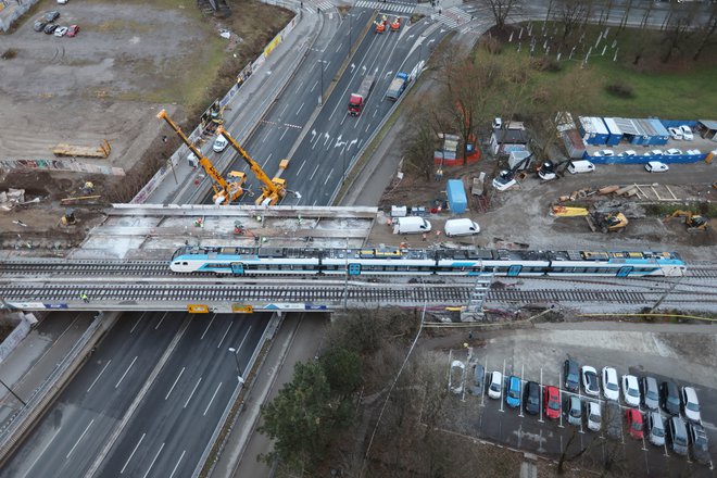 Rušitvena dela na železniškem nadvozu nad Dunajsko bodo po fazah potekala najmanj do jeseni. FOTO: Jože Suhadolnik/Delo