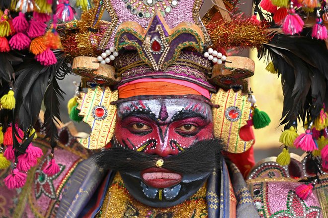 Portret udeleženca na festivalu Veedhi Virudhu Vizha, na katerem so predstavljene tradicionalne indijske umetniške oblike, v Chennaiju. Foto: R. Satish Babu/Afp
