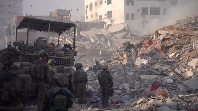 Od začetka vojne v Gazi pred skoraj tremi meseci je po navedbah zdravstvenih oblasti v Gazi umrlo že 22.313 Palestincev, več kot 57.000 jih je bilo ranjenih. FOTO: Reuters