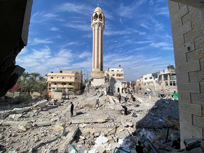 Palestinci so 8. decembra lani odstranjevali ruševine okrog največje in najstarejše [Omarjeve] mošeje v Gazi, uničene v izraelskem napadu.