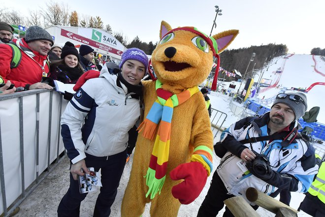 Februarja 1964 je napočil čas za festival deklet na snegu in v mednarodnem tekmovalnem smučarskem koledarju se je pojavila podoba oranžne zverinice iz pohorskih gozdov. V njeni družbi je bila tudi Tina Maze. Fotodokumentacija Dela