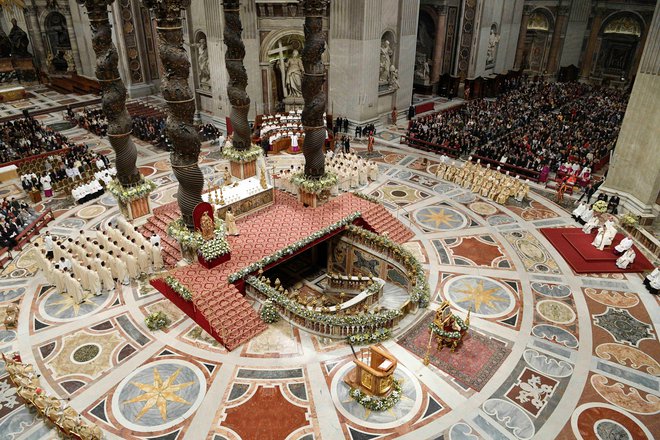 Papež je na veselje vernikov vodil božično mašo v baziliki svetega Petra. FOTO: Vatican Media/Reuters