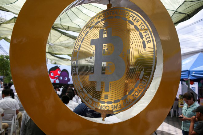 Bitcoin velja marsikje za špekulativno naložbo, v srednjeameriški državi Salvador pa ga sprejemajo kot legalno plačilno sredstvo. FOTO: Jose Cabezas/Reuters