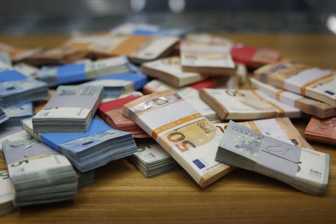 Slovenci na bankah hranimo kar 26 milijard evrov. Če bi ta znesek prelili v stotake, bi zrasel stolp, desetkrat višji od Triglava. FOTO: Leon Vidic